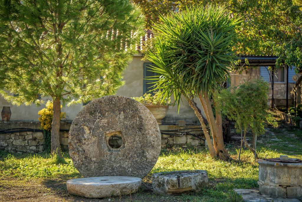 Bratis Holiday Home Kallithea  Buitenkant foto