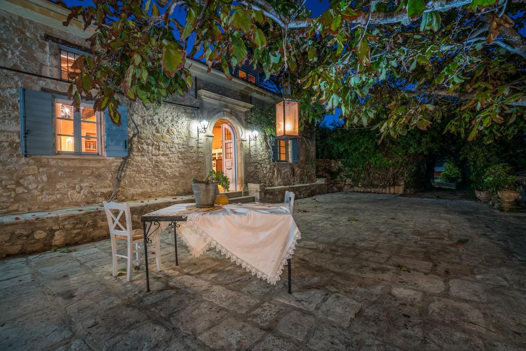 Bratis Holiday Home Kallithea  Buitenkant foto